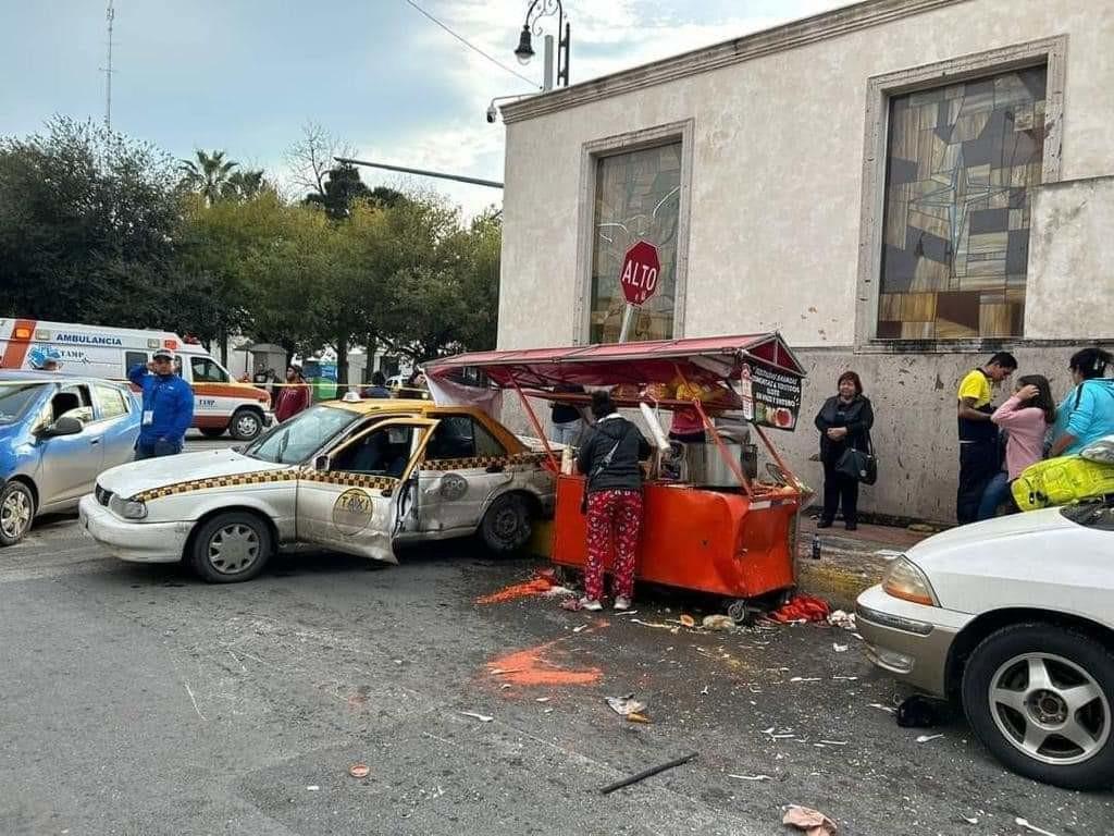 Choque en centro de San Nicolás deja 2 heridos y daños en puesto de tostadas