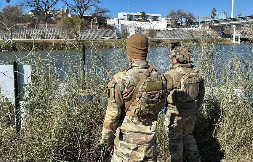 Una dividida Corte Suprema de Estados Unidos permitió que los agentes de la Patrulla Fronteriza corten el alambre de púas que Texas instaló en un sector de la frontera con México. Foto. @GregAbbott_TX