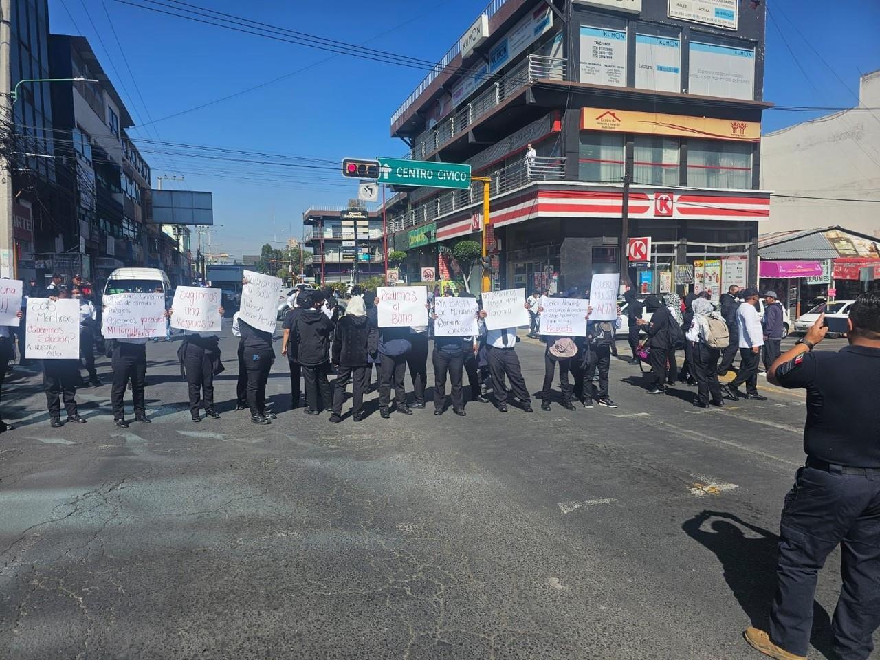 Manifestación de egresados de la Academia de la Policía de Ecatepec en avenida Insurgentes. Imagen: POSTA