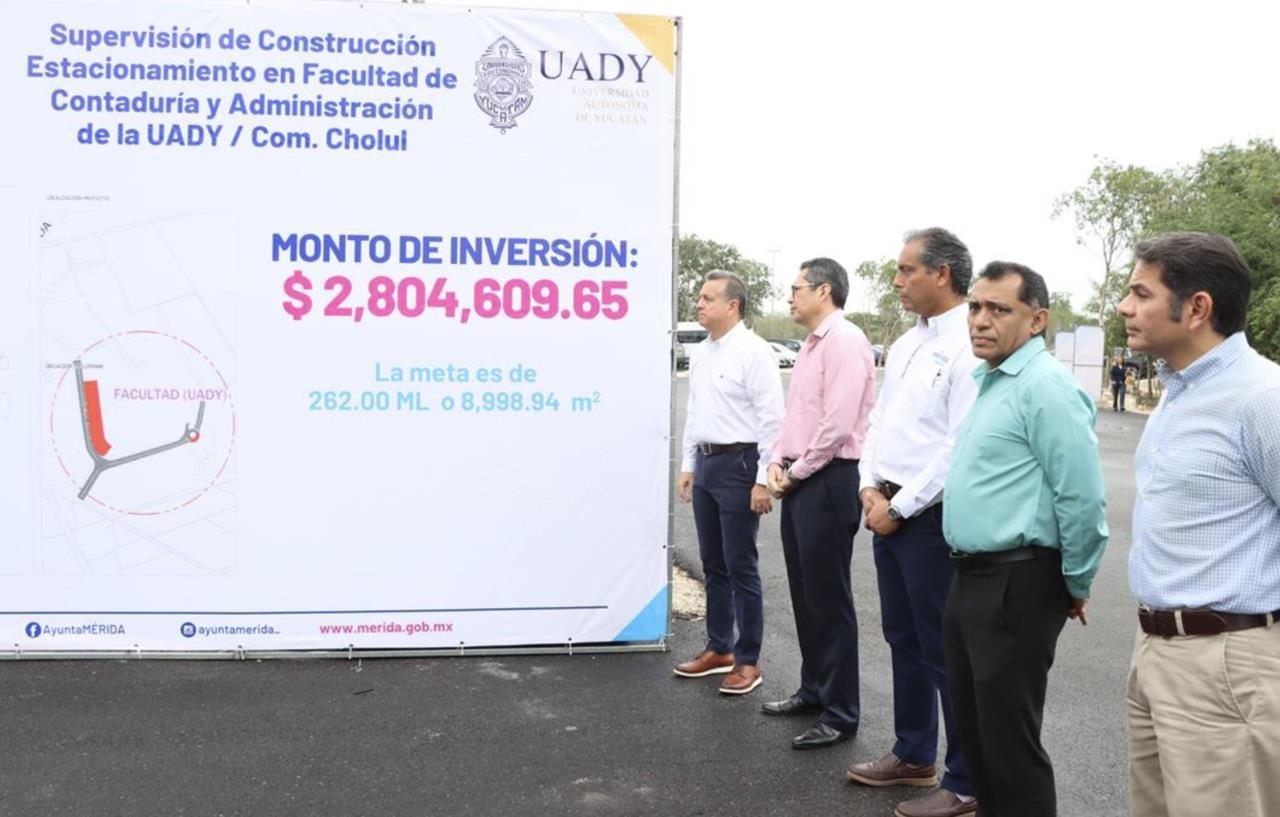 Autoridades de la Uady y el Ayuntamiento realizaron el lunes un recorrido por la primera etapa de la construcción del nuevo estacionamiento de la Facultad de Contaduría.- Foto de la Uady