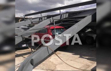 Frente Frío 29: Cae un espectacular sobre varios carros en avenida La Salle