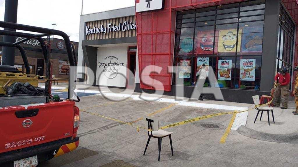 Frente Frío 29: Cae un espectacular sobre varios carros en avenida La Salle