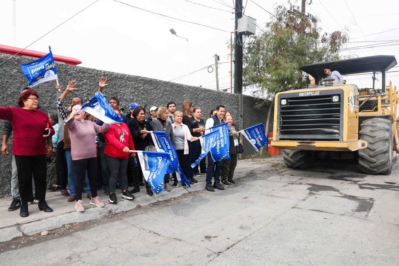 El alcalde de San Nicolás, Daniel Carrillo Martínez, dio inicio a la reconstrucción de la calle Estado de Guerrero en la colonia Vicente Guerrero. Fotos. Cortesía