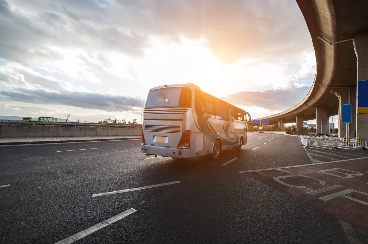 Los estudiantes podrán viajar con un descuento del 50 por ciento hacia varios destinos. (Fotografía: Freepik)