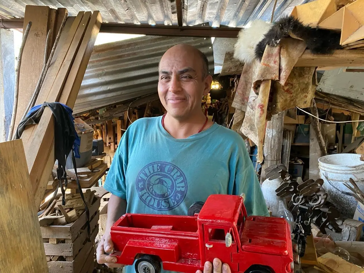 Transforma la madera en juguetes que traspasan fronteras