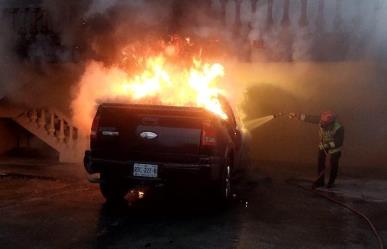 Incendio consume vehículo en una cochera de Monterrey