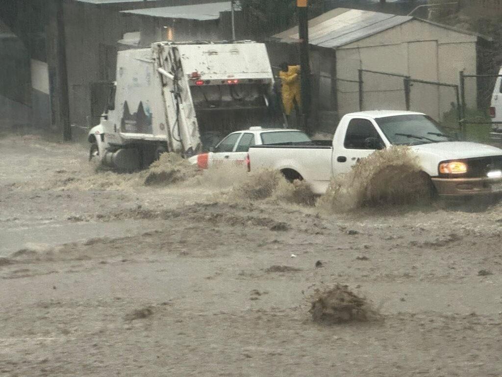 Pega frente frío a Tijuana: lluvia causa inundaciones