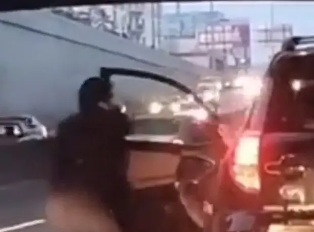 El video fue captado por otro automovilista, aunque no se sabe a ciencia cierta el motivo de la pelea. Foto: Captura de Pantalla.