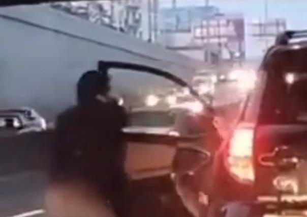 Captan a automovilistas peleando en Garza Sada (VIDEO)