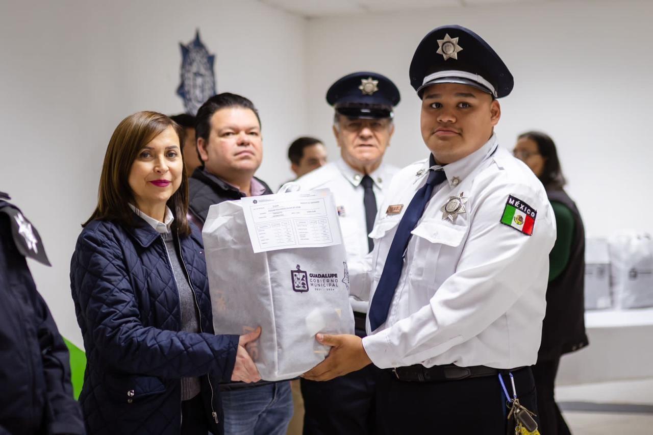 La alcaldesa señaló que los kits de uniformes de Policía, incluye: gorra, camisola, pantalón, cinto, botas, placas de pecho-cuello y porta nombre. Foto: Municipio de Guadalupe