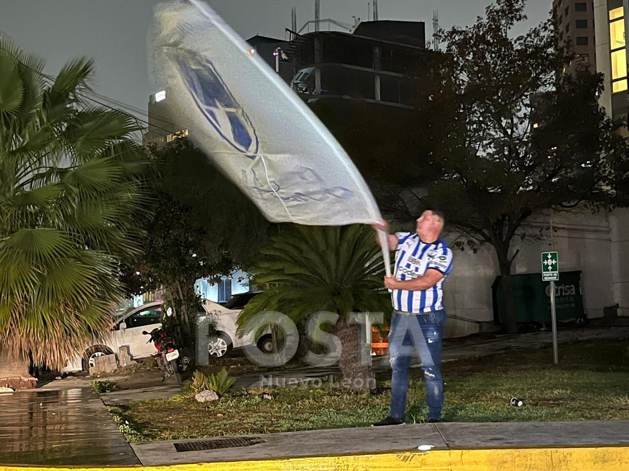 Aficionado de Rayados rinde homenaje a Maribel Mercado durante su velación. Foto: Pablo González