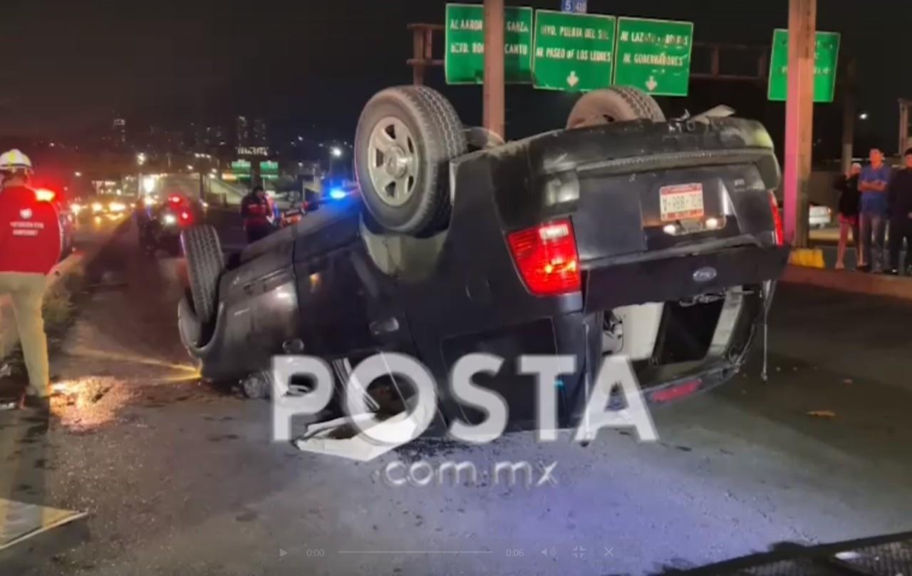 El siniestro se presentó, cuando el automovilista que viajaba en una camioneta identificado como Héctor de 35 años perdió el control. Foto: Raymundo Elizalde.