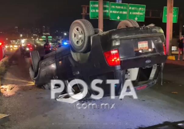 Vuelca camioneta tras perder el control en Rangel Frías