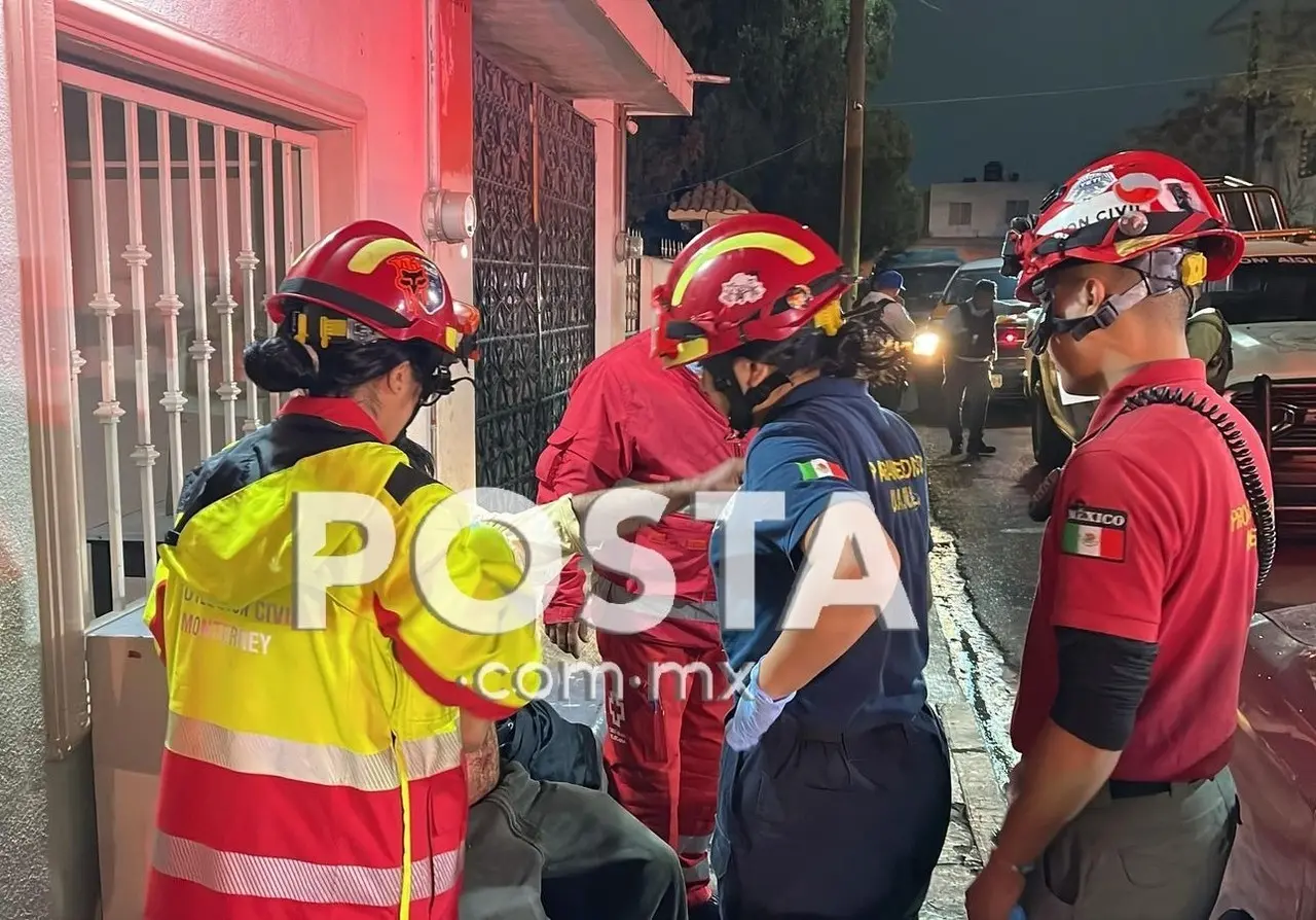 Tras el ataque, la víctima se resguardo en su casa y pidió apoyo, siendo auxiliado por elementos de Protección Civil de Monterrey. Foto: Raymundo Elizalde.