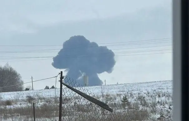 El avión se estrelló cerca de la localidad de Iablonovo, a 45 kilómetros de la frontera con Ucrania. Foto: X @nexta_tv.