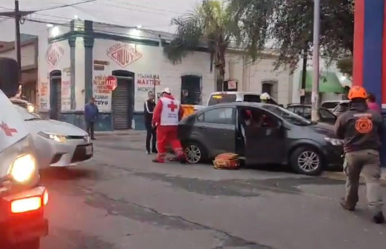 El incidente involucra a un camión de ruta urbana y un vehículo particular que ocurrió en las calles Tapia y Porfirio Díaz. Foto: Protección Civil de Nuevo León.