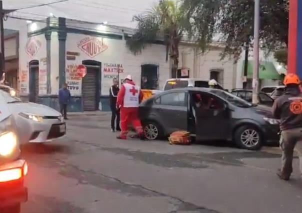 Choque deja cuatro heridos en el Centro de Monterrey (VIDEO)