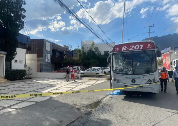 Hombre muere arrollado por camión urbano en Monterrey