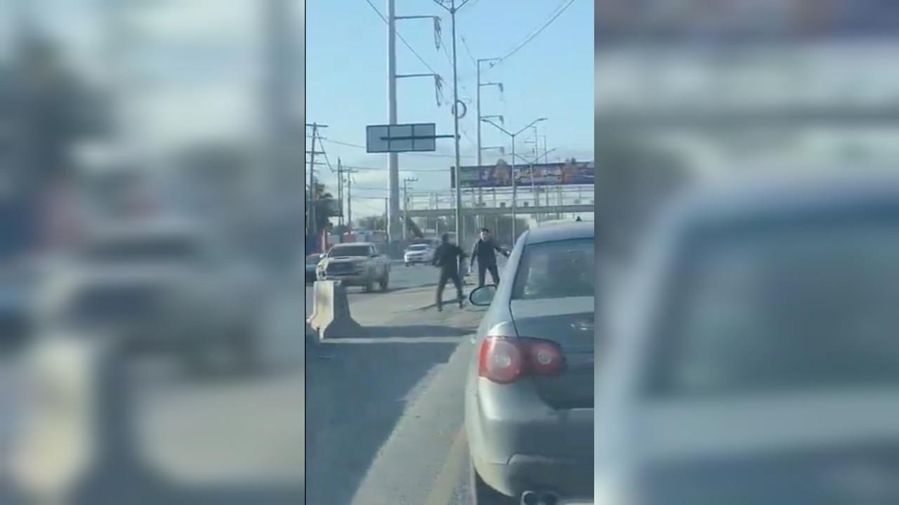 En el video de poco más de 20 segundos se observa a los dos conductores dándose de patadas y golpes tras un conflicto vial. Foto: Captura de pantalla