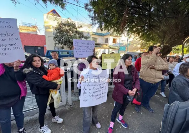 Padres de familia se confrontan, demandan cambio de administración escolar