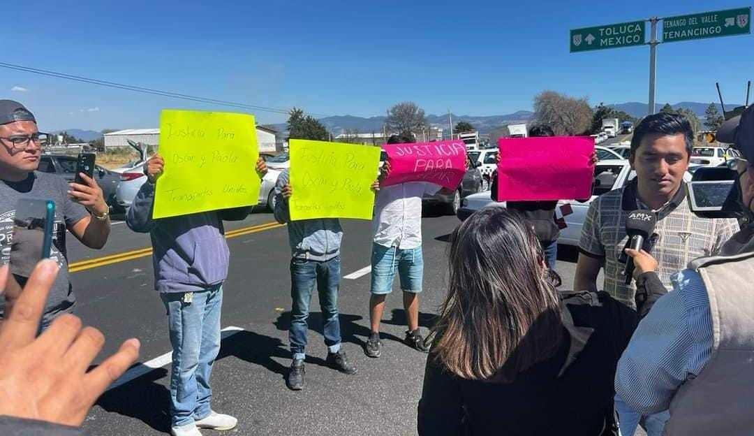 Taxistas bloquean la autopista Tenango-Ixtapan. Foto: RRSS