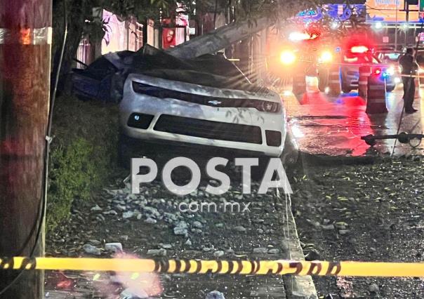 Derriba auto poste y cableado en avenida Gonzalitos