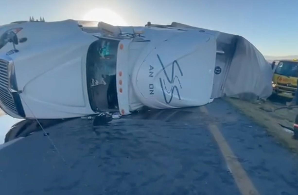 La situación ha generado una fuerte carga vehicular en la zona. Foto: Protección Civil de Nuevo León.