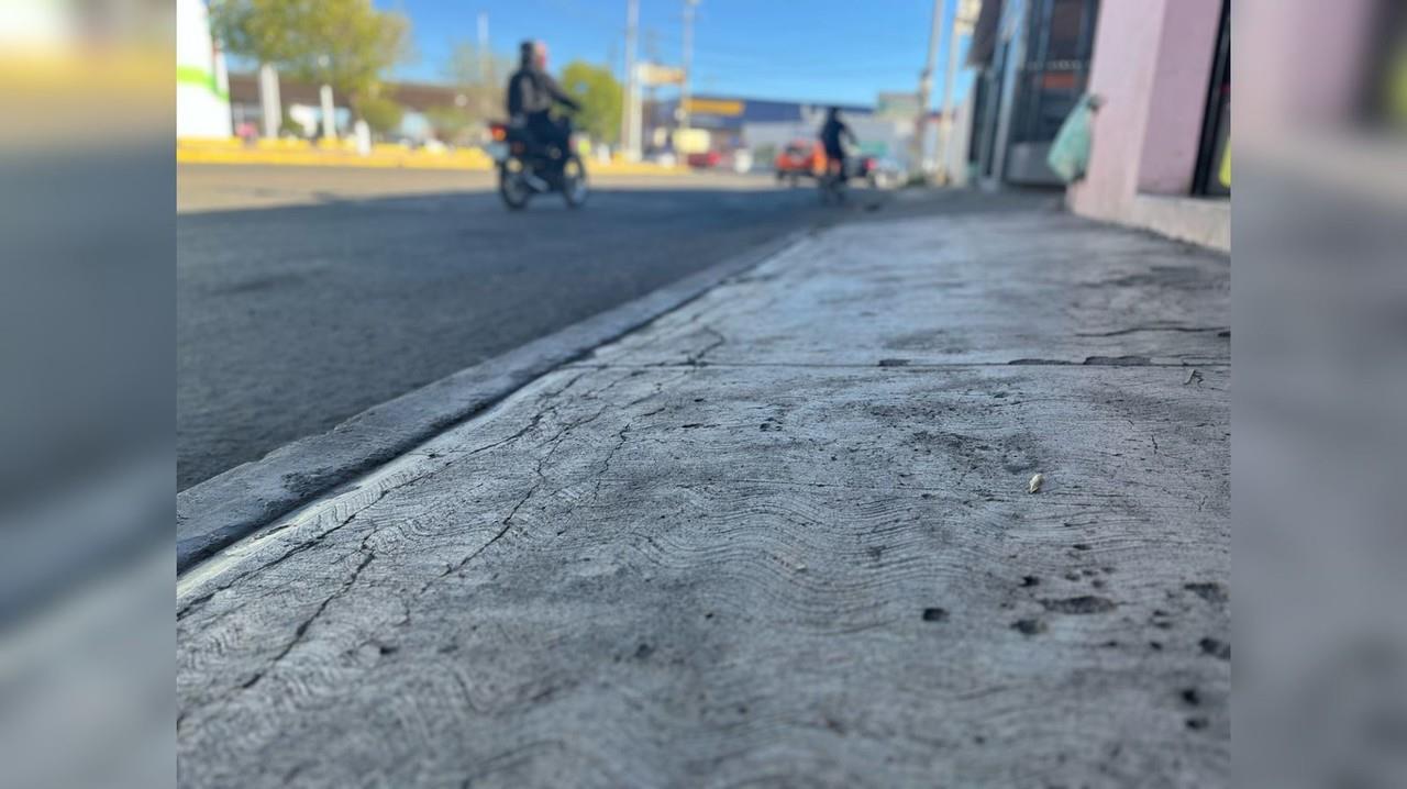 Las banquetas deberían ensancharse de ambos lados para evitar una desproporción. Foto: Jesús Carrillo.