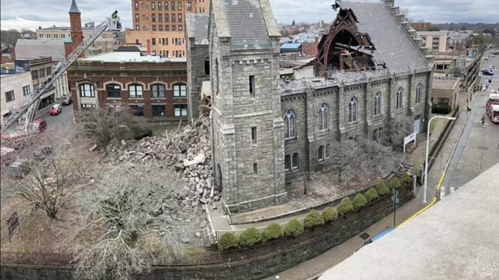 Campanario de histórica iglesia se derrumba en Connecticut