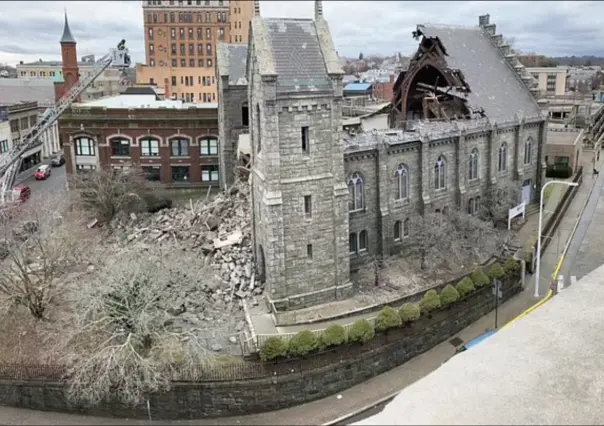 Campanario de histórica iglesia se derrumba en Connecticut