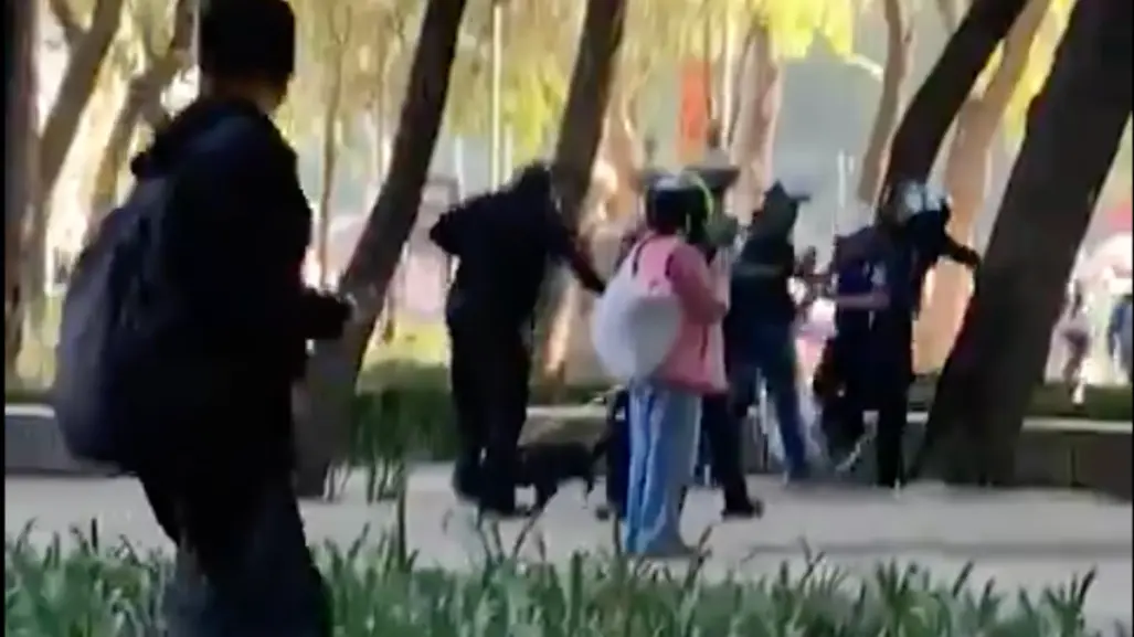 VIDEO: Empleados de Sandra Cuevas golpean a transeúnte en Reforma