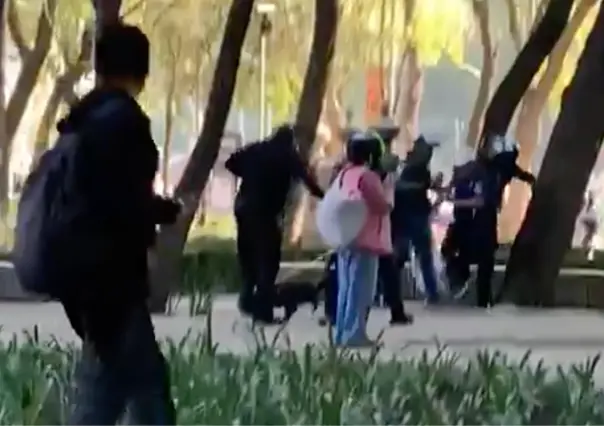 VIDEO: Empleados de Sandra Cuevas golpean a transeúnte en Reforma