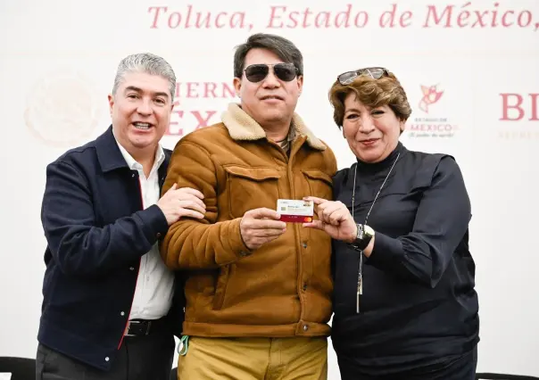 Entrega Delfina Gómez pensión a personas con discapacidad en Edomex