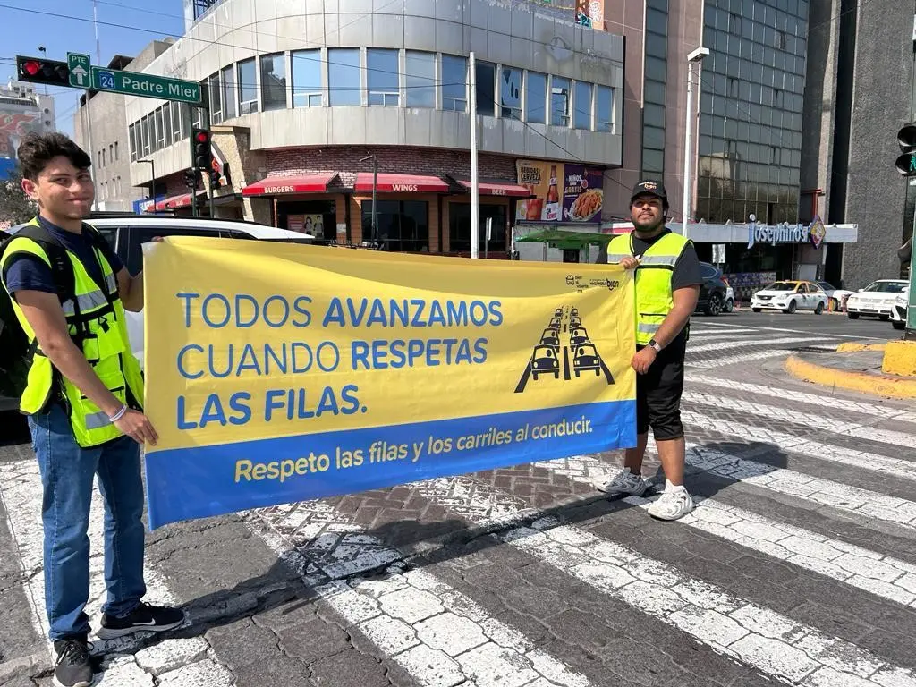 Todos los días, durante 6 horas, ubicados en el cruce de Zaragoza y Padre Mier, los jóvenes ponen de su parte, para contribuir en la cultura vial. Foto: Rosy Sandoval