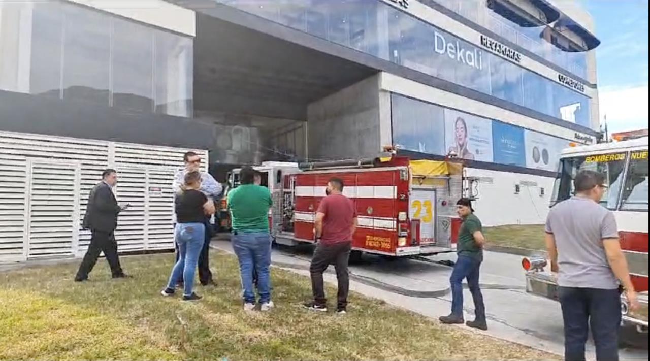 En el estacionamiento de la plaza Olivos no se reportaron personas lesionadas, solo daños materiales al vehículo afectado por las llamas. Foto: Captura de pantalla