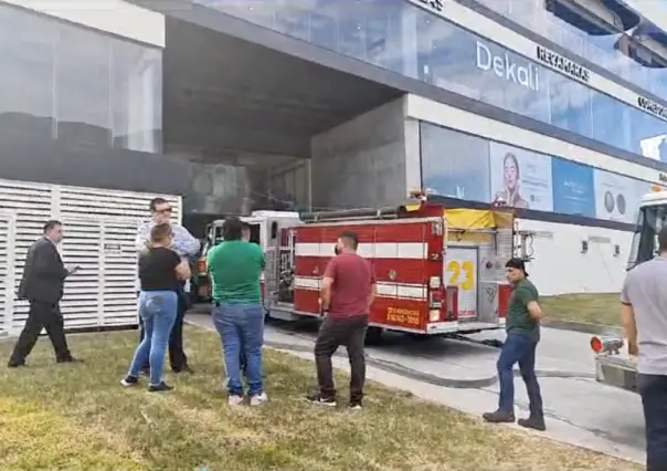 Se incendia vehículo en estacionamiento de plaza comercial