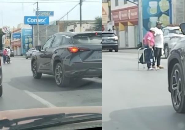 Abuelita para el tráfico en Victoria y conmueve en redes