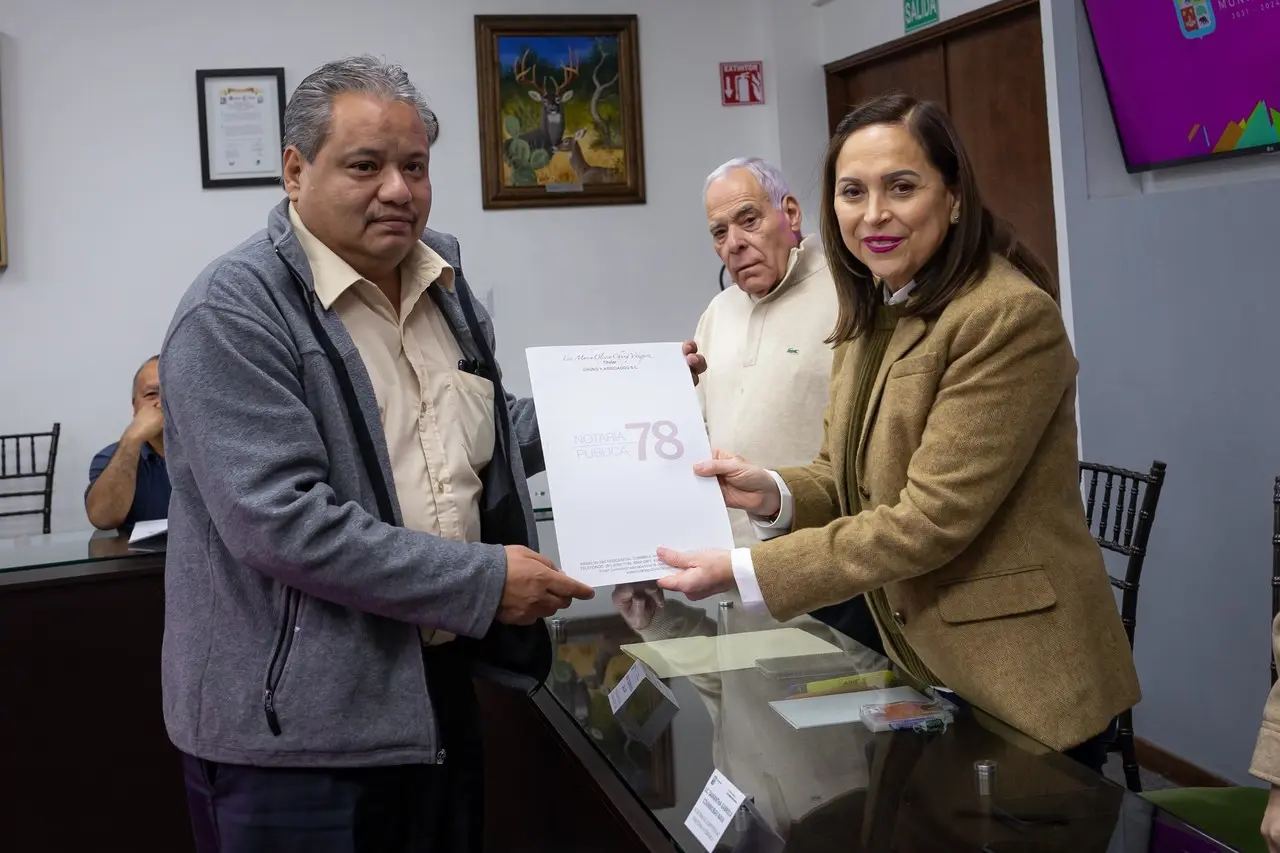 La alcaldesa Cristina Díaz brindó certeza jurídica a vecinos de la CNOP. Fotos. Cortesía