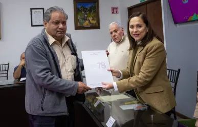 Cristina Díaz entrega escrituras a familias de colonia CNOP en Guadalupe