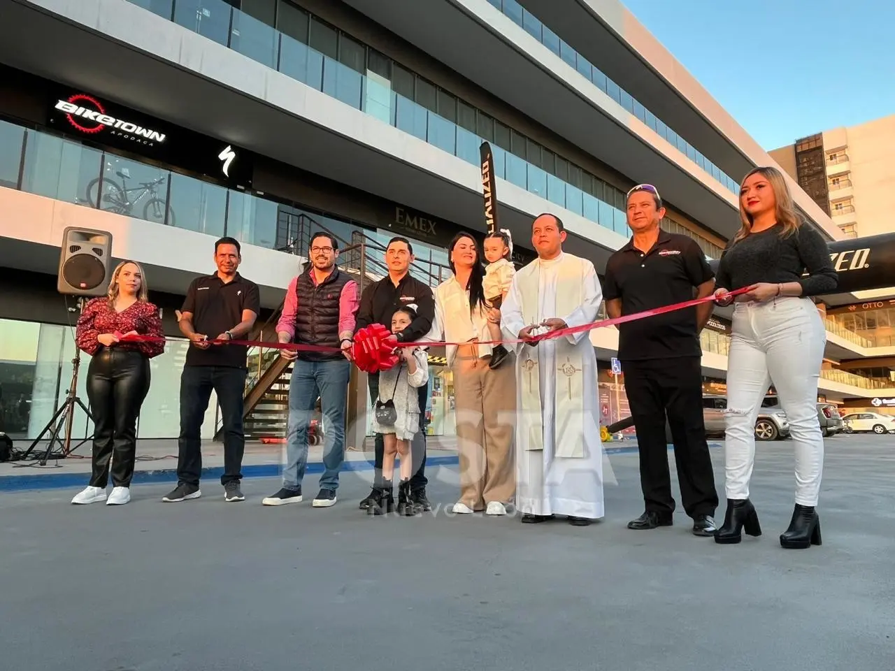 La inauguración estuvo encabezada por Daniel Moreno, CEO y dueño de Bike Town, quien además invitó a David de la Peña, alcalde del municipio de Santiago. Fotos: Pablo González
