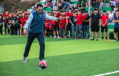 Inaugura David de la Peña la remodelación de cancha de futbol 7 en El Huajuquito