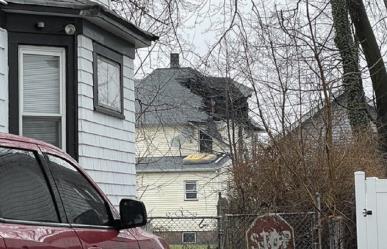 Arde vivienda en Plainfield, Nueva Jersey; hay un bombero muerto y tres heridos