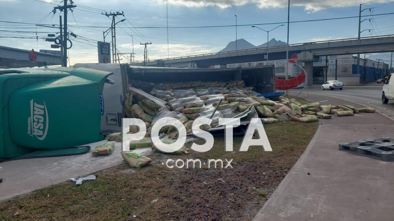 La volcadura del tráiler con costales de Maseca ocasiona conflicto vehicular en dicho sector. Foto: Raymundo Elizalde