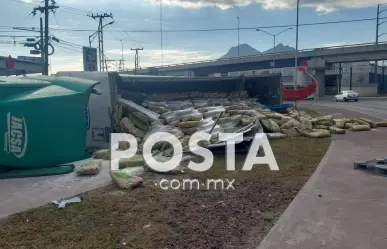 Vuelca tráiler con costales de Maseca en San Nicolás