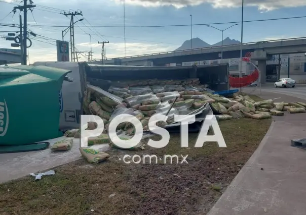 Vuelca tráiler con costales de Maseca en San Nicolás