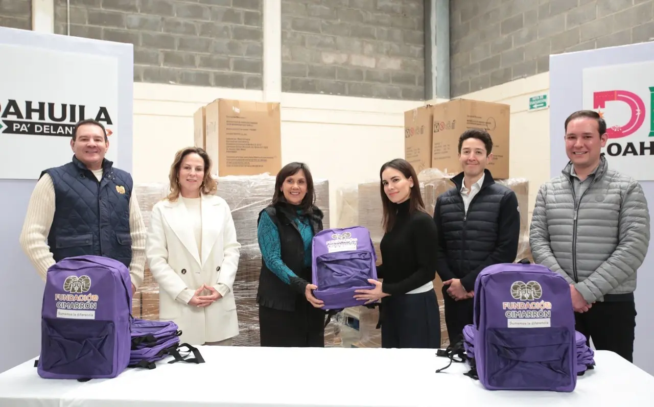 Donan mochilas para estudiantes de educación básica