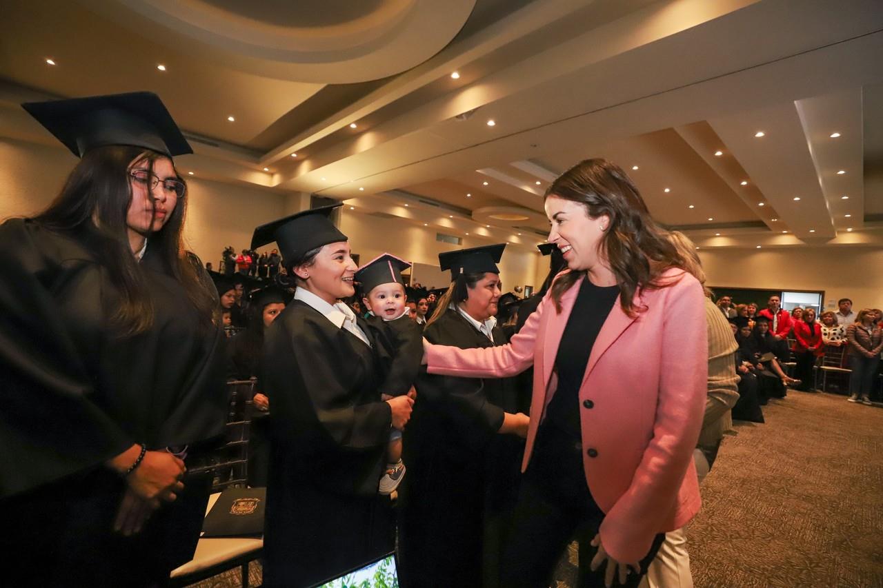 Inspira Coahuila en programas a favor de las madres solteras. Fotografía de gobierno.