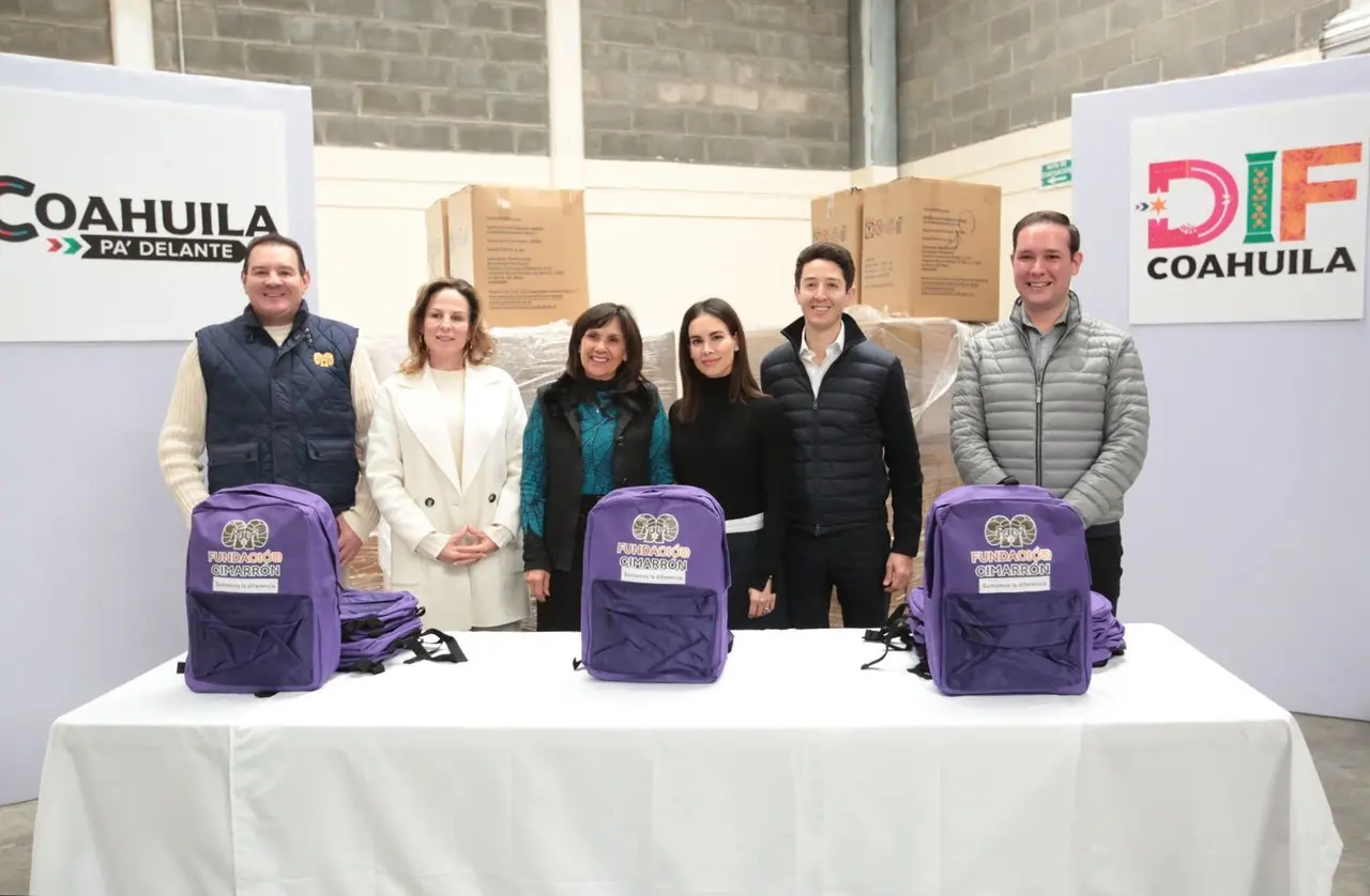 Donan mochilas para estudiantes de educación básica