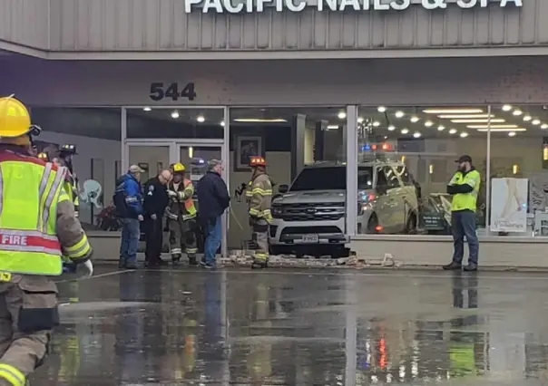 Atraviesa conductor salón de uñas en Missouri; muere una mujer y hay 3 heridos