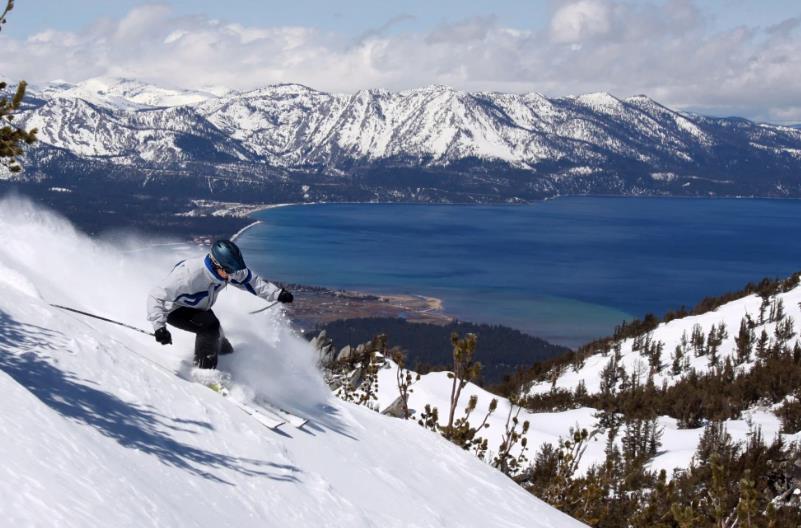 ARCHIVO - Un esquiador desciende en la estación de esquí Heavenly, en South Lake Tahoe, California, el 14 de abril de 2010. (AP Foto/Dino Vournas, Archivo)